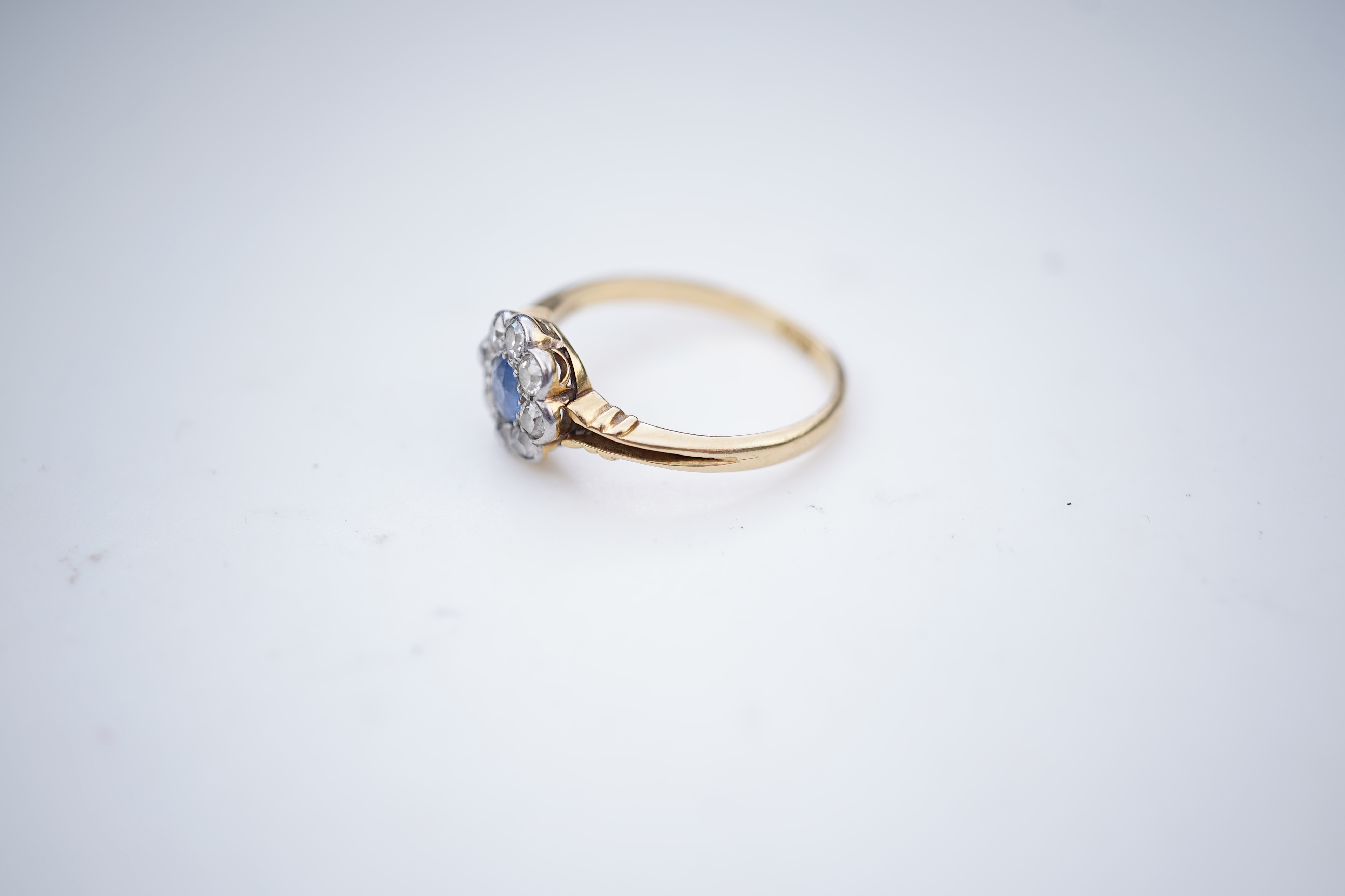 An Edwardian sapphire and diamond cluster ring, early 20th century